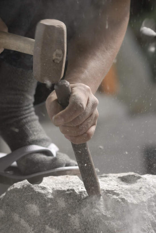 东方人,手,一个人,雕刻家,站,竖图,室内,特写,白天,正面,石头,金属制品,亚洲,仅一个男性,仅一个人,仅一个中年男性,敲打,握,朦胧,模糊,金属,锤子,雕刻,工具,榔头,石子,拿,拿着,黄种人,站着,手部,握着,单手,五金,凿子,变形,紧固,矫正,塑形,牢固,雕镂,雕琢,镌刻,男人,男性,中年男性,亚洲人,雕塑家,石块,岩石,站立,半身,彩图