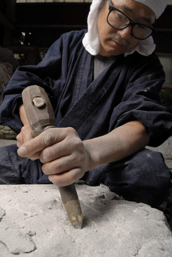 东方人,一个人,雕刻家,坐,竖图,室内,白天,正面,石头,亚洲,仅一个男性,仅一个人,仅一个中年男性,一副,一条,敲打,握,服装,锤子,雕刻,工具,榔头,石子,头巾,眼镜,拿,拿着,注视,休闲装,黄种人,衣服,白色,黑色,低头,观察,看,休闲,休闲服,握着,服饰,观看,五金,察看,变形,紧固,关注,矫正,塑形,近视眼镜,牢固,垂头,雕镂,雕琢,镌刻,男人,男性,中年男性,亚洲人,雕塑家,石块,岩石,坐着,半身,彩图