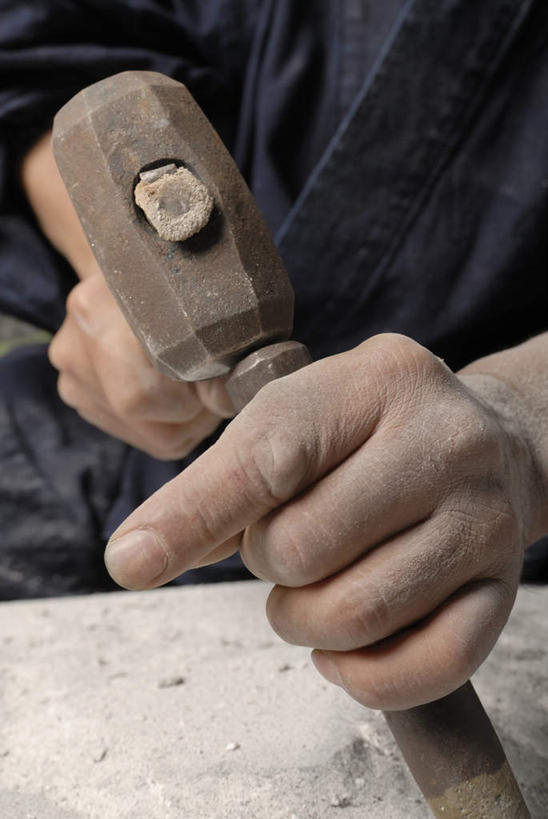 东方人,手,一个人,雕刻家,坐,竖图,室内,特写,白天,正面,石头,金属制品,亚洲,双手,仅一个男性,仅一个人,仅一个中年男性,敲打,握,服装,金属,锤子,雕刻,工具,榔头,石子,拿,拿着,休闲装,黄种人,衣服,休闲,手部,休闲服,握着,服饰,五金,凿子,变形,紧固,矫正,塑形,牢固,雕镂,雕琢,镌刻,男人,男性,中年男性,亚洲人,雕塑家,石块,岩石,坐着,半身,彩图