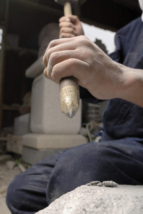 东方人,一个人,雕刻家,坐,竖图,室内,白天,侧面,石头,金属制品,亚洲,仅一个男性,仅一个人,仅一个中年男性,敲打,握,服装,金属,锤子,雕刻,工具,榔头,石子,拿,拿着,休闲装,黄种人,衣服,休闲,休闲服,握着,服饰,五金,凿子,变形,紧固,矫正,塑形,牢固,雕镂,雕琢,镌刻,男人,男性,中年男性,亚洲人,雕塑家,石块,岩石,坐着,半身,彩图