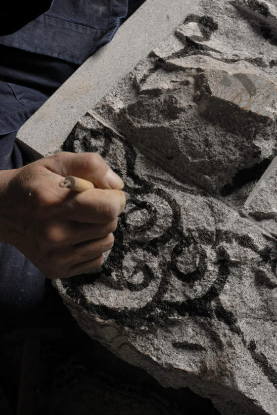 东方人,手,一个人,雕刻家,蹲,竖图,俯视,室外,特写,白天,石头,亚洲,仅一个男性,仅一个人,仅一个中年男性,握,服装,笔,雕刻,石子,办公用品,拿,拿着,注视,休闲装,黄种人,文具,衣服,画笔,学习用品,观察,看,休闲,手部,休闲服,握着,服饰,观看,单手,文具用品,察看,关注,雕镂,雕琢,镌刻,男人,男性,中年男性,亚洲人,雕塑家,石块,岩石,蹲着,半身,彩图,高角度拍摄