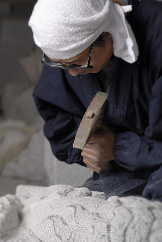 东方人,一个人,雕刻家,坐,竖图,室外,白天,正面,石头,亚洲,仅一个男性,仅一个人,仅一个中年男性,一副,一条,敲打,握,服装,锤子,雕刻,工具,榔头,石子,头巾,眼镜,拿,拿着,注视,休闲装,黄种人,衣服,白色,黑色,低头,观察,看,休闲,休闲服,握着,服饰,观看,五金,察看,变形,紧固,关注,矫正,塑形,近视眼镜,牢固,垂头,雕镂,雕琢,镌刻,男人,男性,中年男性,亚洲人,雕塑家,石块,岩石,坐着,半身,彩图