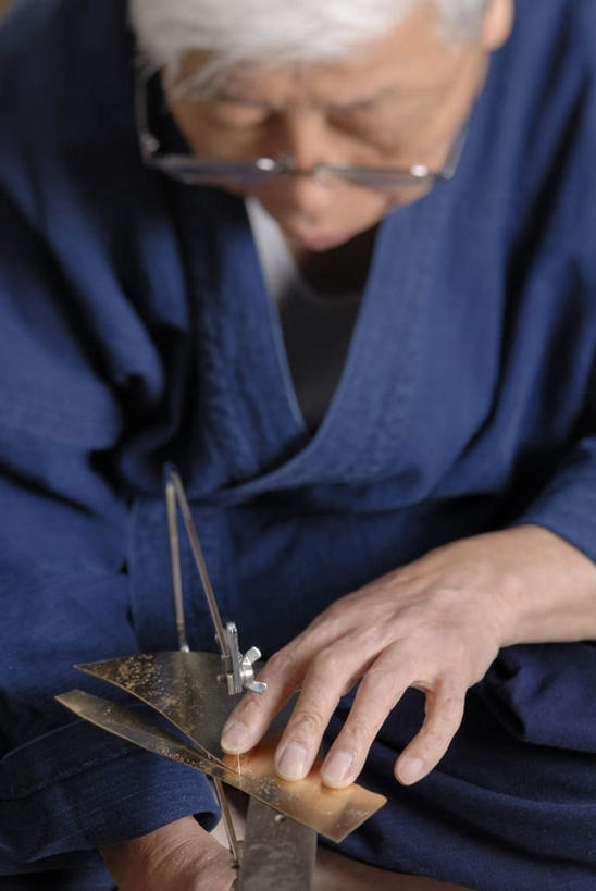 东方人,手,一个人,竖图,俯视,室内,特写,白天,工作服,制服,金属制品,亚洲,仅一个男性,仅一个人,握,金属,眼镜,拿,拿着,黄种人,蓝色,按,仅一个老年男性,手部,握着,切割,近视眼镜,工匠,工作制服,老年男性,男人,男性,亚洲人,半身,彩图,高角度拍摄,工作套服