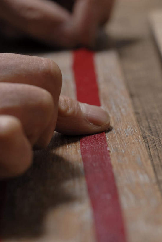 东方人,手,一个人,竖图,俯视,室内,特写,白天,工艺美术品,亚洲,仅一个男性,仅一个人,艺术,艺术品,黄种人,工艺品,按,仅一个老年男性,手部,工艺,纸板,美术,手工艺,工匠,老年男性,男人,男性,亚洲人,半身,彩图,高角度拍摄