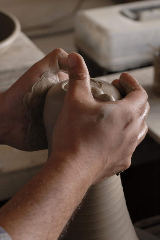 东方人,一个人,摸,捏,竖图,俯视,室内,特写,白天,桌面,桌子,亚洲,仅一个男性,仅一个人,仅一个中年男性,抚摸,握,艺术,木制,手工艺品,拿,捏着,拿着,黄种人,文化,木制品,工艺品,握着,艺术家,粘土,高雅,陶工旋盘,手工艺,自信心,品位,男人,男性,中年男性,亚洲人,触摸,接触,半身,彩图,高角度拍摄