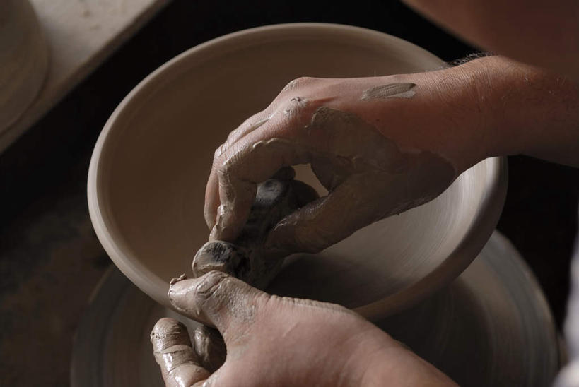 东方人,一个人,摸,捏,横图,俯视,室内,特写,白天,桌面,桌子,亚洲,仅一个男性,仅一个人,仅一个中年男性,抚摸,握,艺术,木制,工具,手工艺品,拿,捏着,拿着,黄种人,文化,木制品,工艺品,握着,艺术家,粘土,高雅,陶工旋盘,手工艺,自信心,品位,男人,男性,中年男性,亚洲人,触摸,接触,半身,彩图,高角度拍摄