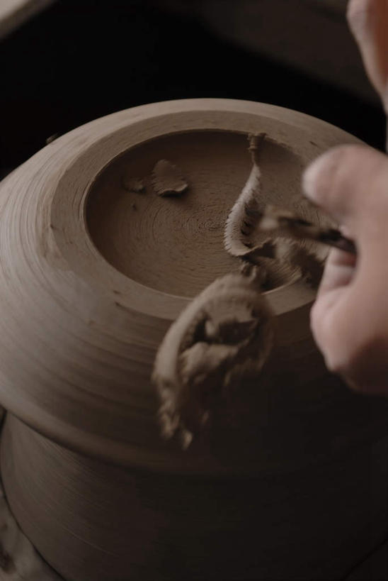 西方人,手,一个人,竖图,俯视,室内,特写,白天,欧洲,欧洲人,双手,仅一个男性,仅一个人,仅一个中年男性,握,艺术,工具,手工艺品,刀具,拿,拿着,旋转,文化,工艺品,刀,手部,握着,刻刀,粘土,切割,高雅,美工刀,扭转,手工艺,自信心,品位,男人,男性,中年男性,白种人,半身,彩图,高角度拍摄