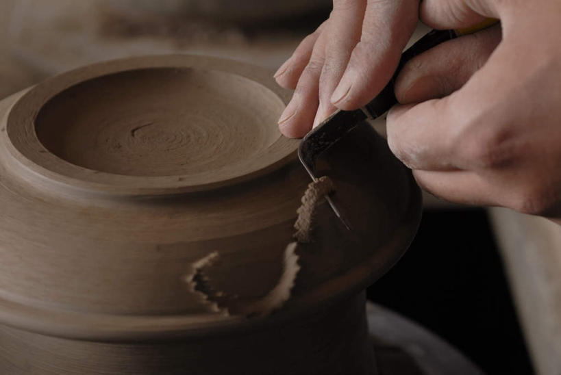 西方人,手,一个人,横图,俯视,室内,特写,白天,欧洲,欧洲人,双手,仅一个男性,仅一个人,仅一个中年男性,握,艺术,工具,手工艺品,刀具,拿,拿着,旋转,文化,工艺品,刀,手部,握着,刻刀,粘土,切割,高雅,美工刀,扭转,手工艺,自信心,品位,男人,男性,中年男性,白种人,半身,彩图,高角度拍摄