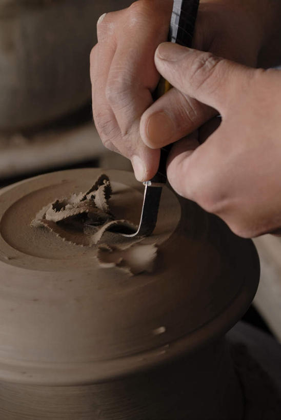 西方人,手,一个人,竖图,俯视,室内,特写,白天,欧洲,欧洲人,双手,仅一个男性,仅一个人,仅一个中年男性,握,艺术,工具,手工艺品,刀具,拿,拿着,旋转,文化,工艺品,刀,手部,握着,刻刀,粘土,切割,高雅,美工刀,扭转,手工艺,自信心,品位,男人,男性,中年男性,白种人,半身,彩图,高角度拍摄