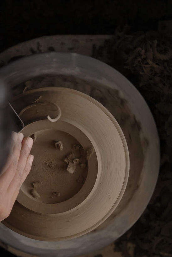 西方人,手,一个人,竖图,俯视,室内,特写,白天,欧洲,欧洲人,双手,仅一个男性,仅一个人,仅一个中年男性,握,艺术,工具,手工艺品,刀具,拿,拿着,旋转,文化,工艺品,刀,手部,握着,刻刀,粘土,切割,高雅,美工刀,扭转,手工艺,自信心,品位,男人,男性,中年男性,白种人,半身,彩图,高角度拍摄