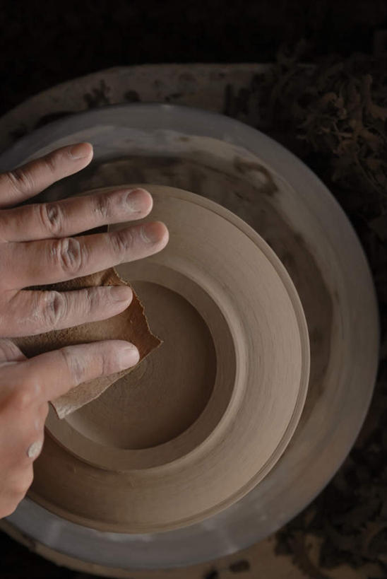 西方人,手,一个人,竖图,俯视,室内,特写,白天,欧洲,欧洲人,双手,仅一个男性,仅一个人,仅一个中年男性,握,艺术,工具,手工艺品,刀具,拿,拿着,旋转,文化,工艺品,刀,手部,握着,刻刀,粘土,切割,高雅,美工刀,扭转,手工艺,自信心,品位,男人,男性,中年男性,白种人,半身,彩图,高角度拍摄