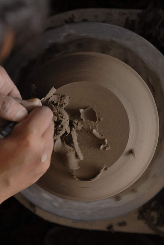 西方人,手,一个人,竖图,俯视,室内,特写,白天,欧洲,欧洲人,双手,仅一个男性,仅一个人,仅一个中年男性,握,艺术,工具,手工艺品,刀具,拿,拿着,旋转,文化,工艺品,刀,手部,握着,刻刀,粘土,切割,高雅,美工刀,扭转,手工艺,自信心,品位,男人,男性,中年男性,白种人,半身,彩图,高角度拍摄