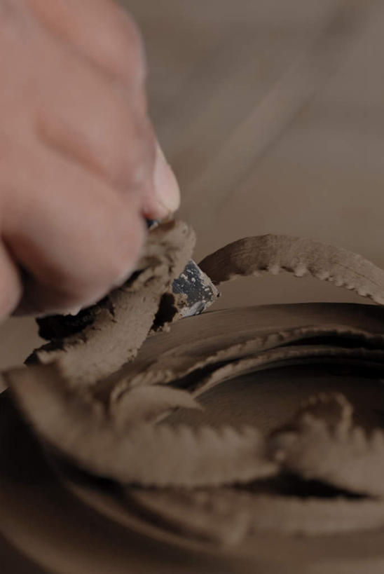 西方人,手,一个人,竖图,俯视,室内,特写,白天,欧洲,欧洲人,双手,仅一个男性,仅一个人,仅一个中年男性,握,艺术,工具,手工艺品,刀具,拿,拿着,旋转,文化,工艺品,刀,手部,握着,刻刀,粘土,切割,高雅,美工刀,扭转,手工艺,自信心,品位,男人,男性,中年男性,白种人,半身,彩图,高角度拍摄