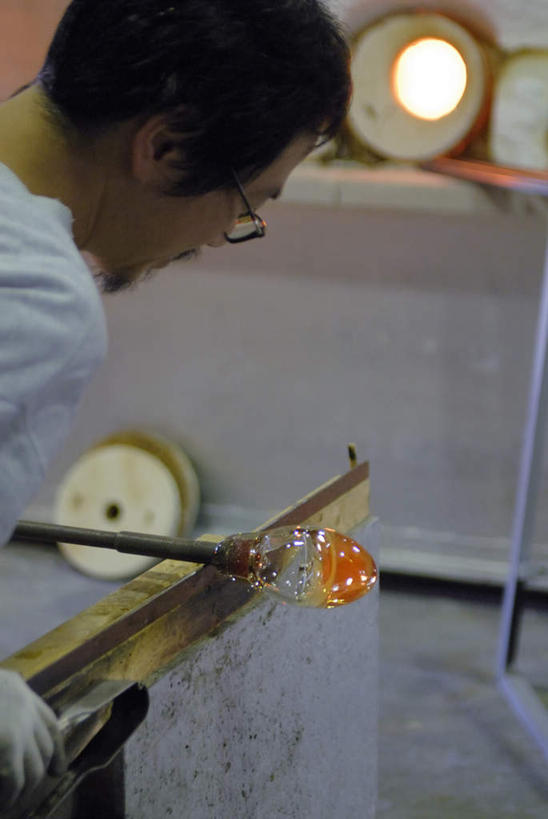 东方人,一个人,工厂,站,竖图,俯视,室内,白天,工作服,制服,车间,玻璃,亚洲,仅一个男性,仅一个人,仅一个中年男性,一根,握,融化,拿,拿着,注视,黄种人,玻璃制品,观察,看,站着,钢筋,握着,观看,察看,关注,锅炉,熔化,工作制服,溶化,熔解,消溶,技艺,男人,男性,中年男性,亚洲人,站立,半身,彩图,高角度拍摄,工作套服,制造厂,玻璃吹制术,吹制