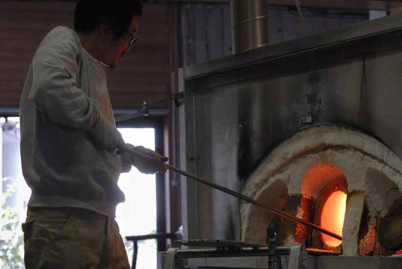 东方人,一个人,工厂,站,横图,室内,白天,侧面,工作服,制服,车间,玻璃,亚洲,仅一个男性,仅一个人,仅一个中年男性,一根,握,融化,拿,拿着,注视,黄种人,玻璃制品,观察,看,站着,钢筋,握着,观看,察看,关注,锅炉,熔化,工作制服,溶化,熔解,消溶,技艺,男人,男性,中年男性,亚洲人,站立,半身,彩图,工作套服,制造厂,玻璃吹制术,吹制