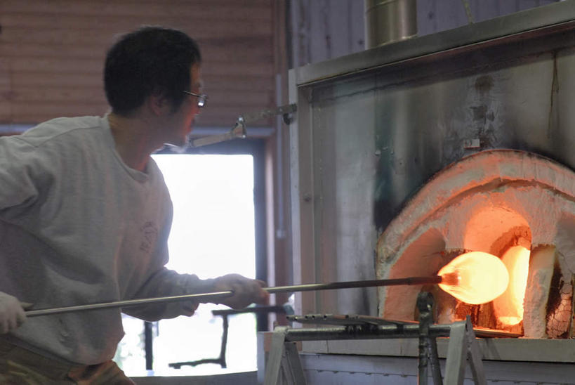 东方人,一个人,工厂,站,横图,室内,白天,正面,工作服,制服,车间,玻璃,亚洲,仅一个男性,仅一个人,仅一个中年男性,一根,握,融化,拿,拿着,注视,黄种人,玻璃制品,观察,看,站着,钢筋,握着,观看,察看,关注,锅炉,熔化,工作制服,溶化,熔解,消溶,技艺,男人,男性,中年男性,亚洲人,站立,半身,彩图,工作套服,制造厂,玻璃吹制术,吹制