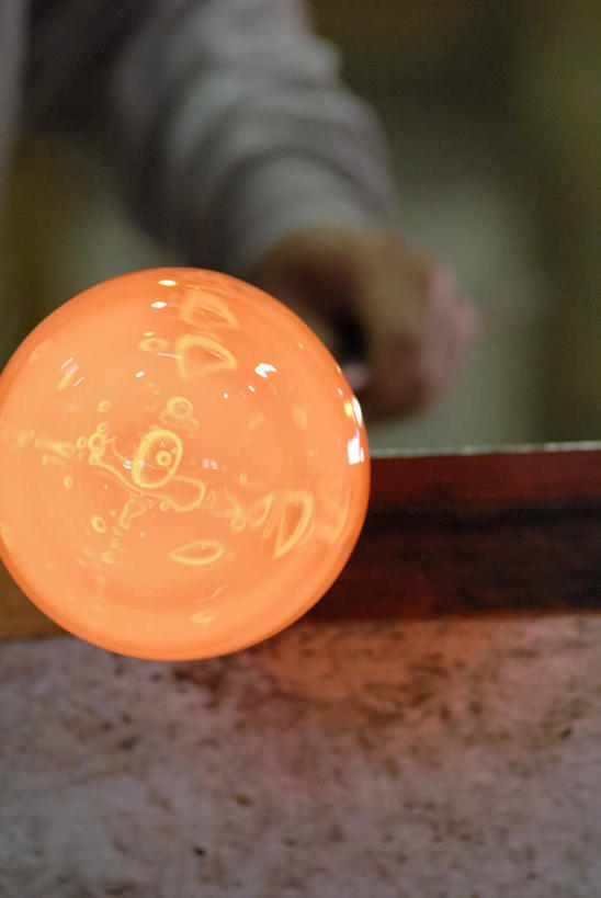 东方人,手,一个人,工厂,站,竖图,室内,特写,白天,正面,工作服,制服,车间,玻璃,亚洲,仅一个男性,仅一个人,仅一个中年男性,一根,握,朦胧,模糊,融化,拿,拿着,注视,黄种人,玻璃制品,观察,看,站着,手部,钢筋,握着,观看,单手,察看,关注,锅炉,熔化,工作制服,溶化,熔解,消溶,技艺,男人,男性,中年男性,亚洲人,站立,半身,彩图,工作套服,制造厂,玻璃吹制术,吹制