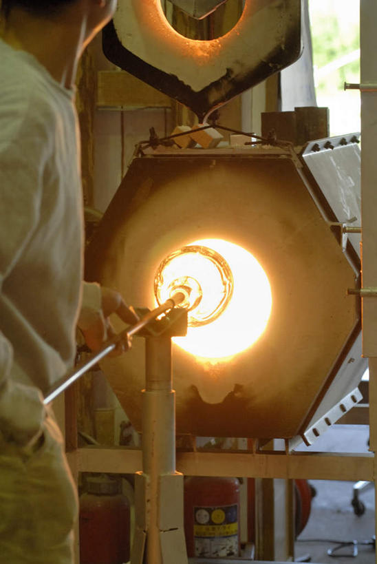 东方人,一个人,工厂,站,竖图,室内,白天,侧面,工作服,制服,车间,玻璃,亚洲,仅一个男性,仅一个人,仅一个中年男性,一根,握,融化,拿,拿着,注视,黄种人,玻璃制品,观察,看,站着,钢筋,握着,观看,察看,关注,锅炉,熔化,工作制服,溶化,熔解,消溶,技艺,男人,男性,中年男性,亚洲人,站立,半身,彩图,工作套服,制造厂,玻璃吹制术,吹制