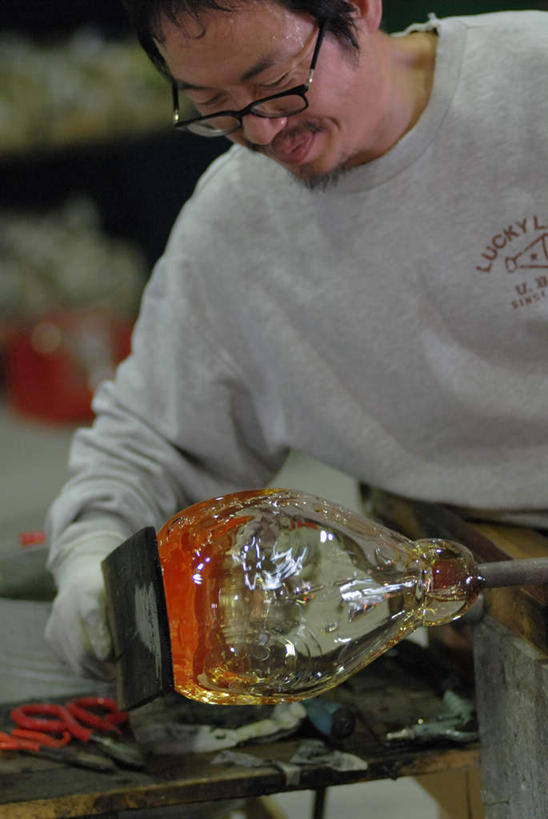 东方人,一个人,工厂,竖图,室内,白天,正面,工作服,制服,车间,玻璃,亚洲,仅一个男性,仅一个人,仅一个中年男性,一根,握,眼镜,拿,拿着,注视,黄种人,玻璃制品,观察,看,钢筋,握着,观看,察看,关注,近视眼镜,工作制服,技艺,男人,男性,中年男性,亚洲人,半身,彩图,工作套服,制造厂,玻璃吹制术,吹制