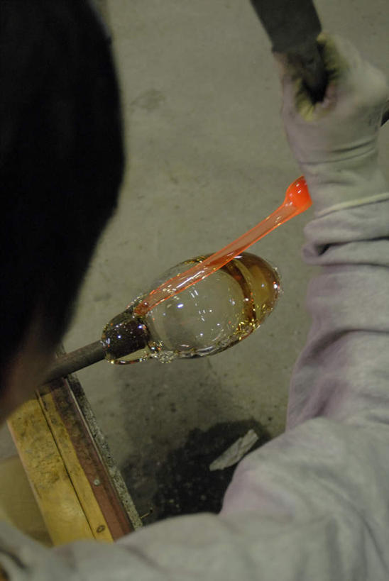 东方人,手,一个人,工厂,竖图,俯视,室内,特写,白天,工作服,制服,安全,车间,玻璃,亚洲,仅一个男性,仅一个人,仅一个中年男性,握,防护,拿,拿着,注视,黄种人,玻璃制品,手套,观察,看,手部,握着,观看,保护,单手,察看,关注,保险,保全,周全,安稳,安定,防护手套,工作制服,技艺,平安,男人,男性,中年男性,亚洲人,半身,彩图,高角度拍摄,工作套服,制造厂,玻璃吹制术,吹制