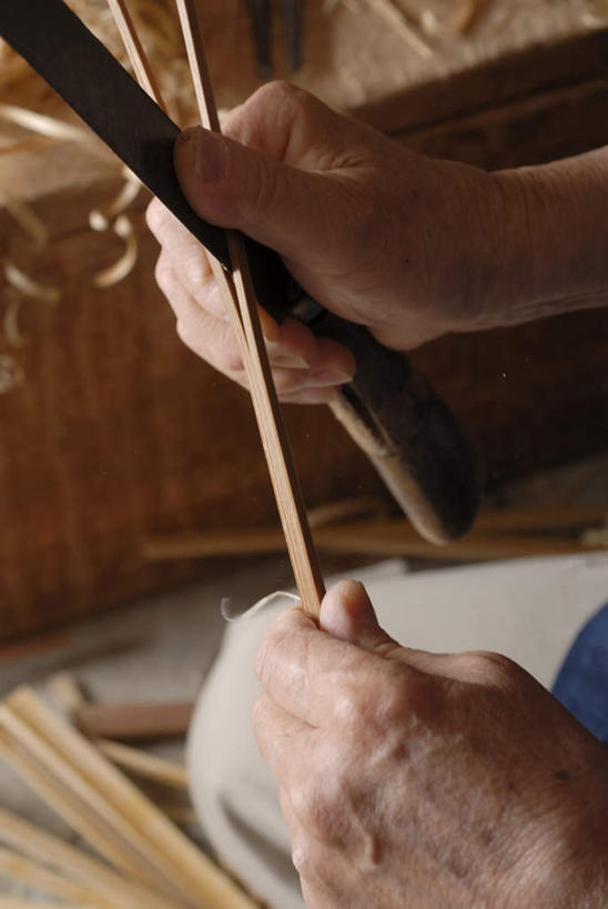 东方人,手,一个人,木匠,竖图,俯视,室内,特写,白天,工作服,制服,亚洲,双手,仅一个男性,仅一个人,仅一个中年男性,握,木制,工具,木材,木屑,刀具,拿,拿着,注视,黄种人,木柴,木制品,刀,观察,看,手部,握着,木料,观看,察看,刻刀,切割,关注,美工刀,碎屑,刨花,工作制服,男人,男性,中年男性,亚洲人,木工,半身,彩图,高角度拍摄,工作套服