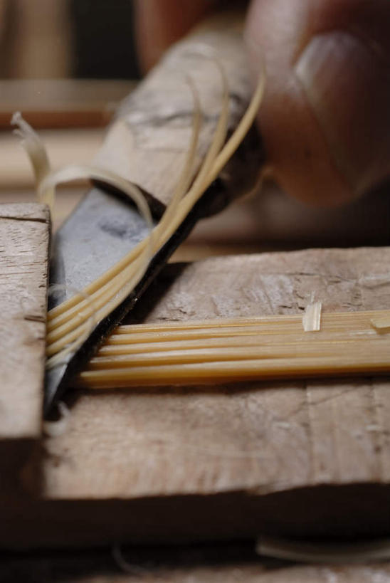 东方人,手,一个人,木匠,竖图,室内,特写,白天,正面,亚洲,仅一个男性,仅一个人,仅一个中年男性,握,木制,工具,木材,木屑,刀具,拿,拿着,黄种人,木柴,木制品,刀,手部,握着,木料,单手,刻刀,切割,美工刀,碎屑,刨花,男人,男性,中年男性,亚洲人,木工,半身,彩图