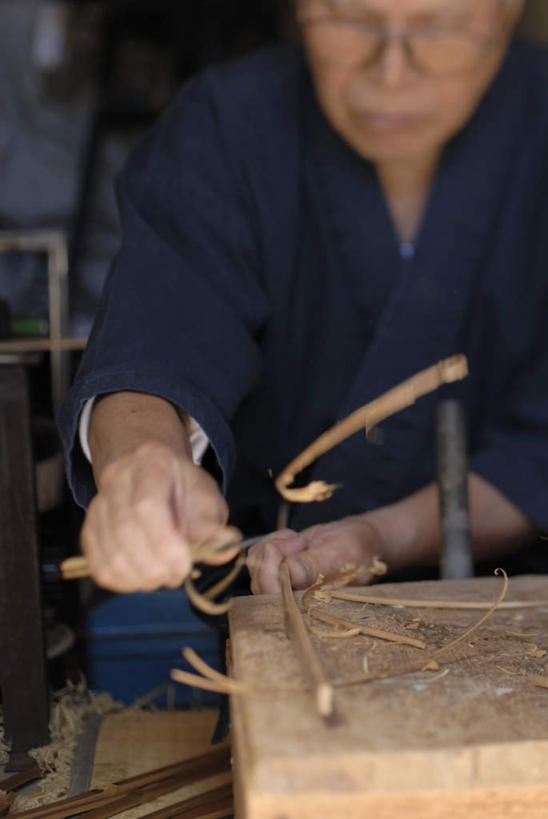 东方人,一个人,木匠,工厂,竖图,室内,白天,正面,工作服,制服,车间,亚洲,仅一个男性,仅一个人,仅一个中年男性,许多,握,工具,木材,眼镜,刀具,很多,拿,拿着,注视,黄种人,木柴,刀,观察,看,握着,木料,观看,老花镜,察看,刻刀,切割,关注,美工刀,工作制服,远视眼镜,男人,男性,中年男性,亚洲人,木工,半身,彩图,工作套服,制造厂