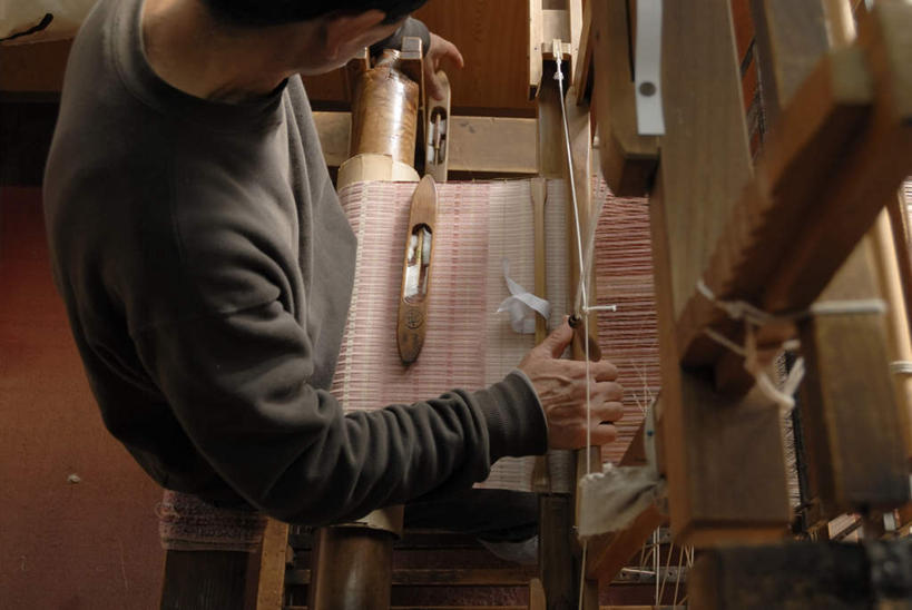 东方人,一个人,工厂,坐,横图,俯视,室内,白天,工作服,制服,车间,亚洲,仅一个男性,仅一个人,仅一个中年男性,握,织布,编织,蚕丝,工具,织物,拿,拿着,黄种人,纺织,一个,握着,单个,丝线,纺纱,工作制服,纺车,手摇纺车,男人,男性,中年男性,亚洲人,坐着,半身,彩图,高角度拍摄,工作套服,制造厂