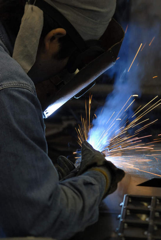 东方人,一个人,焊工,工厂,竖图,室内,白天,侧面,工作服,制服,安全,车间,金属制品,亚洲,仅一个男性,仅一个人,仅一个中年男性,连接,握,飞溅,组合,溅,金属,火花,防护,拿,拿着,黄种人,手套,握着,保护,电焊,焊接,紧固,喷洒,面罩,拼接,拼凑,保险,焊枪,拼合,凑集,聚合,撮合,保全,周全,安稳,安定,牢固,防护手套,电弧焊,工作制服,平安,男人,男性,中年男性,亚洲人,电焊工,焊接工,半身,彩图,工作套服,制造厂,电焊面罩