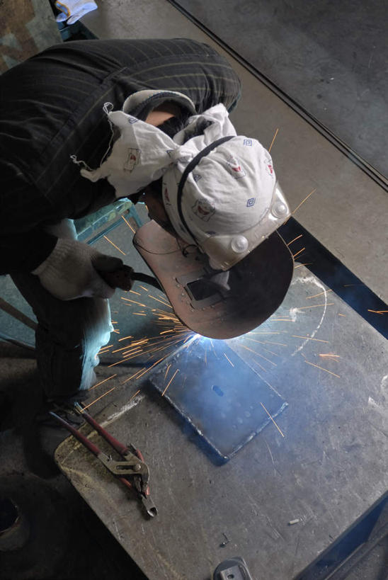 东方人,脸,头,脸颊,手,一个人,焊工,工厂,竖图,俯视,室内,白天,工作服,制服,安全,车间,金属制品,亚洲,仅一个男性,仅一个人,仅一个中年男性,连接,握,组合,金属,防护,拿,拿着,注视,黄种人,手套,低头,观察,看,手部,握着,观看,保护,单手,电焊,焊接,察看,紧固,关注,面罩,拼接,拼凑,保险,焊枪,拼合,凑集,聚合,撮合,保全,周全,安稳,安定,牢固,防护手套,电弧焊,工作制服,平安,男人,男性,中年男性,亚洲人,头部,脸部,脸蛋,面部,电焊工,焊接工,半身,彩图,高角度拍摄,工作套服,制造厂,电焊面罩