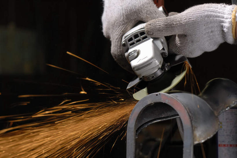 东方人,手,一个人,焊工,工厂,横图,室内,特写,白天,正面,工作服,制服,安全,车间,金属制品,亚洲,双手,仅一个男性,仅一个人,仅一个中年男性,握,阴影,飞溅,溅,反射,金属,工具,火花,影子,防护,拿,拿着,黄种人,手套,手部,握着,锯子,保护,电锯,切割,喷洒,灼热,保险,锯,保全,周全,安稳,安定,防护手套,工作制服,炽热,动力锯,平安,男人,男性,中年男性,亚洲人,电焊工,焊接工,半身,彩图,工作套服,制造厂,割