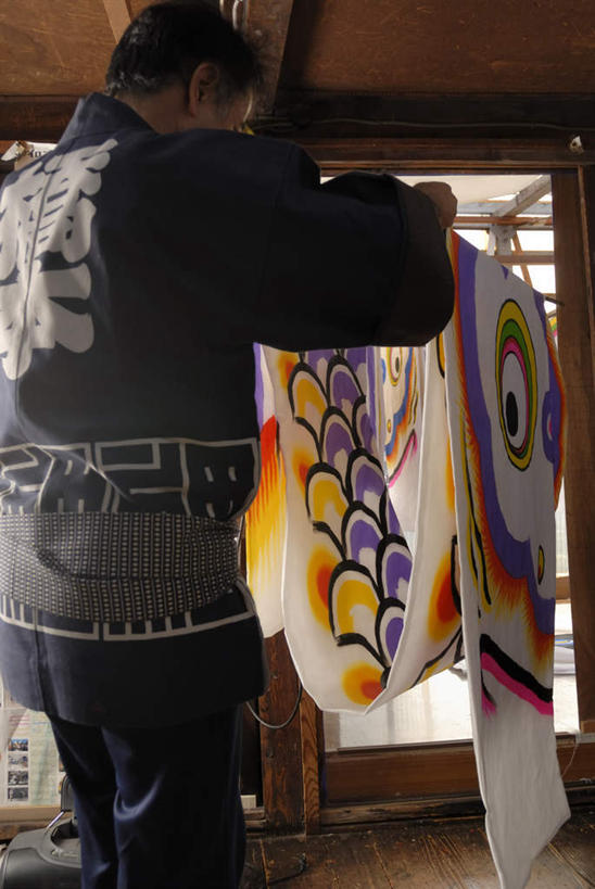 东方人,一个人,画家,站,跪,竖图,彩色,室内,白天,工作服,制服,绘画,旗帜,工艺美术品,亚洲,仅一个男性,仅一个人,仅一个中年男性,握,艺术,鲤鱼旗,艺术品,古典,拿,拿着,注视,黄种人,文化,旗子,背面,工艺品,观察,看,品味,祈福,站着,握着,观看,工艺,祈求,美术,察看,高雅,关注,美学,旌旗,旗号,工作制服,鲤帜,男人,男性,中年男性,亚洲人,跪着,站立,半身,彩图,工作套服