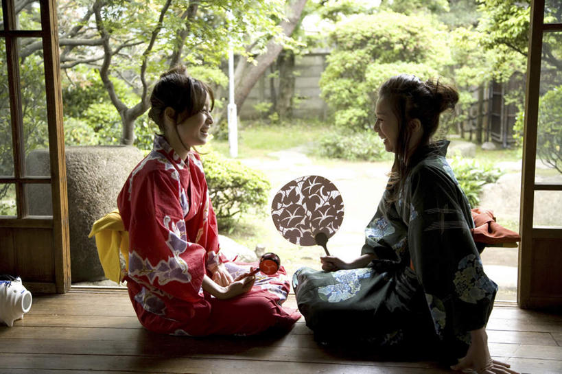 东方人,两个人,伙伴,朋友,跪,笑,微笑,露齿笑,横图,室内,白天,侧面,民族服装,游戏,友谊,草地,草坪,植物,道路,路,玩具,亚洲,阴影,和服,光线,扇子,影子,小路,乐器,交通,塌塌米,榻榻米,古典,清凉,音乐,玩,注视,黄种人,凉爽,文化,娱乐,相视,草,树,树木,红色,绿色,阳光,自然,观察,看,休闲,面对面,益智,服饰,生长,成长,观看,活动,对视,察看,互视,发泄,关注,消遣,智力,相对,拨浪鼓,吴服,相看,唐草,唐花,唐锦,宣泄,召唤,召集,羽毛扇,叠席,友情,年轻女性,女人,女性,亚洲人,跪着,玩耍,嬉戏,彩图,全身,传统服装,民俗服,羽扇,传统文化