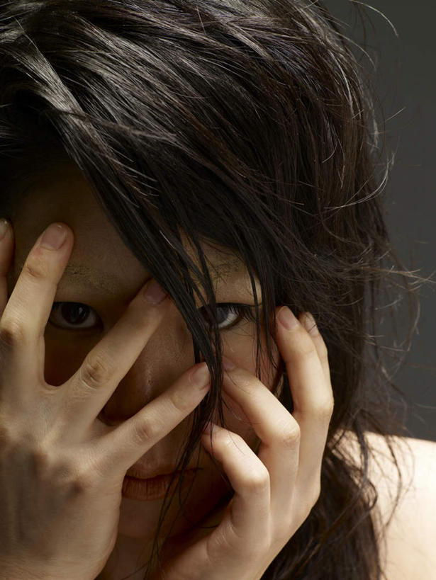 东方人,脸,头,脸颊,头发,一个人,竖图,室内,特写,白天,正面,失败,亚洲,仅一个年轻女性,仅一个女性,仅一个人,灰色背景,沮丧,注视,黄种人,裸露,肩膀,黑色,观察,看,难受,无奈,遮,遮掩,摄影,影棚,观看,失望,悲伤,察看,掩盖,伤心,遮挡,难过,关注,失落,裸,遮盖,颓废,挫败,受挫,落败,落空,错过,失足,失意,失策,失算,颓丧,衰颓,悲哀,懊丧,颓靡,气馁,丧气,掩饰,败北,挫折,失利,年轻女性,女人,女性,亚洲人,头部,卷发,脸部,脸蛋,面部,半身,彩图,影棚拍摄,拍摄,短发