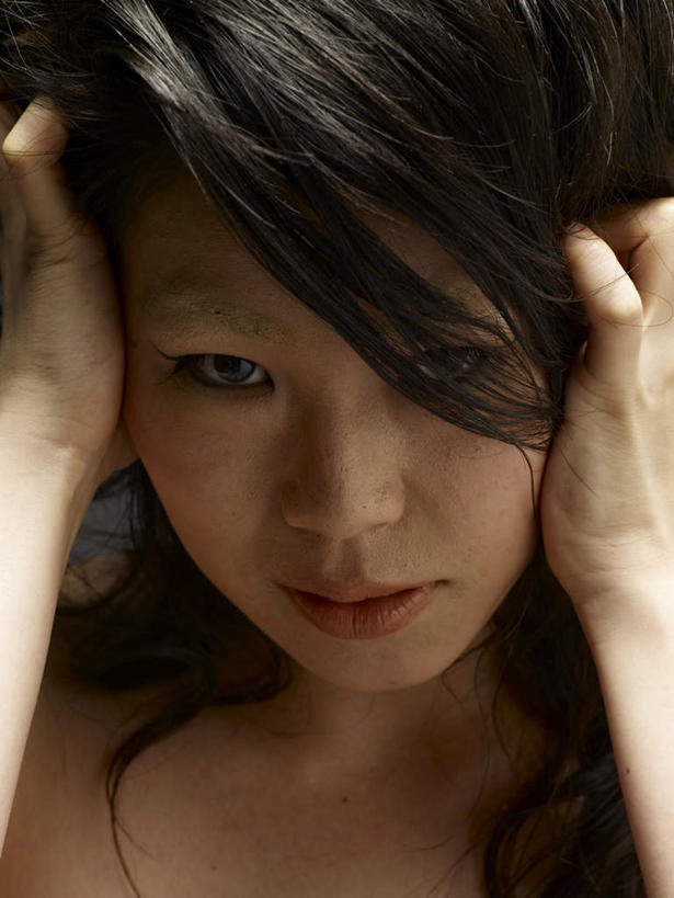 东方人,脸,头,脸颊,头发,一个人,竖图,室内,特写,白天,正面,失败,亚洲,仅一个年轻女性,仅一个女性,仅一个人,握,沮丧,注视,黄种人,裸露,肩膀,黑色,观察,看,难受,无奈,握着,摄影,影棚,观看,失望,悲伤,察看,伤心,难过,关注,失落,裸,颓废,挫败,受挫,落败,落空,错过,失足,失意,失策,失算,颓丧,衰颓,悲哀,懊丧,颓靡,气馁,丧气,败北,挫折,失利,年轻女性,女人,女性,亚洲人,头部,卷发,脸部,脸蛋,面部,半身,彩图,影棚拍摄,拍摄,短发