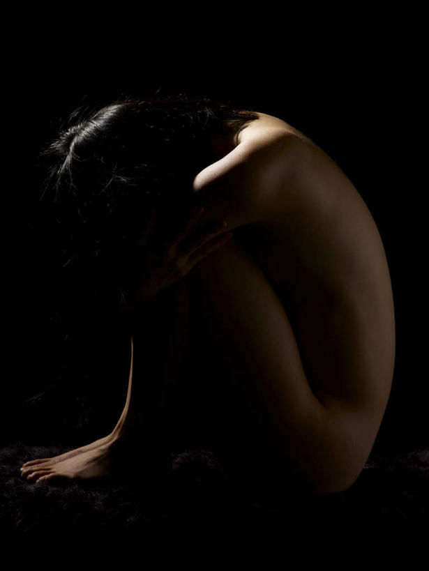 东方人,一个人,坐,竖图,室内,白天,侧面,亚洲,仅一个年轻女性,仅一个女性,仅一个人,阴影,黑色背景,反射,影子,黄种人,光脚,裸露,低头,赤脚,摄影,影棚,裸,垂头,年轻女性,女人,女性,亚洲人,坐着,彩图,全身,影棚拍摄,拍摄