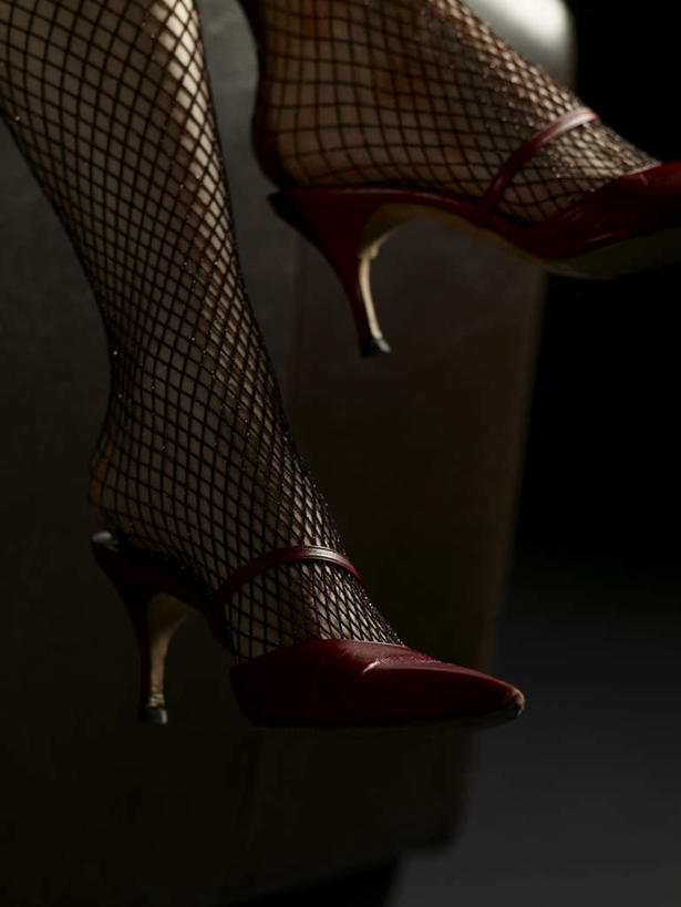 东方人,腿部,腿,一个人,竖图,室内,特写,白天,正面,高跟鞋,时尚,鞋子,亚洲,仅一个年轻女性,仅一个女性,仅一个人,一双,阴影,黑色背景,朦胧,模糊,反射,影子,黄种人,袜子,红色,摄影,影棚,丝袜,时髦,长筒袜,吊带袜,时兴,年轻女性,女人,女性,亚洲人,半身,彩图,影棚拍摄,拍摄