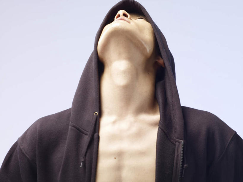 东方人,一个人,站,横图,室内,白天,正面,亚洲,仅一个男性,仅一个人,蓝色背景,服装,休闲装,黄种人,裸露,仅一个年轻男性,衣服,站着,休闲,休闲服,连帽衫,摄影,服饰,影棚,裸,帽衫,男人,男性,年轻男性,亚洲人,抬头,仰头,站立,半身,彩图,影棚拍摄,拍摄