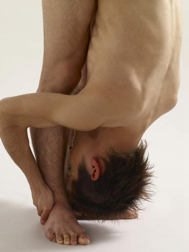 东方人,腿部,脚,脚趾,脚趾甲,腿,一个人,竖图,室内,白天,白色背景,侧面,亚洲,仅一个男性,仅一个人,弯腰,阴影,反射,影子,黄种人,光脚,裸露,仅一个年轻男性,低头,赤脚,摄影,影棚,裸,弯身,垂头,男人,男性,年轻男性,亚洲人,脚指甲,半身,彩图,影棚拍摄,拍摄