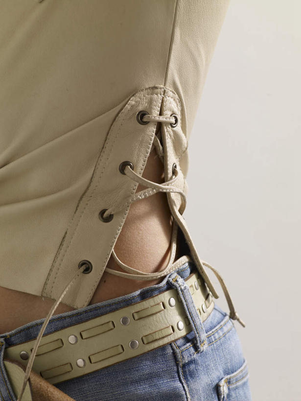 东方人,一个人,站,竖图,室内,特写,白天,白色背景,正面,亚洲,仅一个男性,仅一个人,服装,裤子,牛仔裤,黄种人,腰带,仅一个年轻男性,衣服,站着,摄影,服饰,影棚,皮带,衣着,穿着,配饰,裤带,衣饰,男人,男性,年轻男性,亚洲人,站立,半身,彩图,影棚拍摄,拍摄