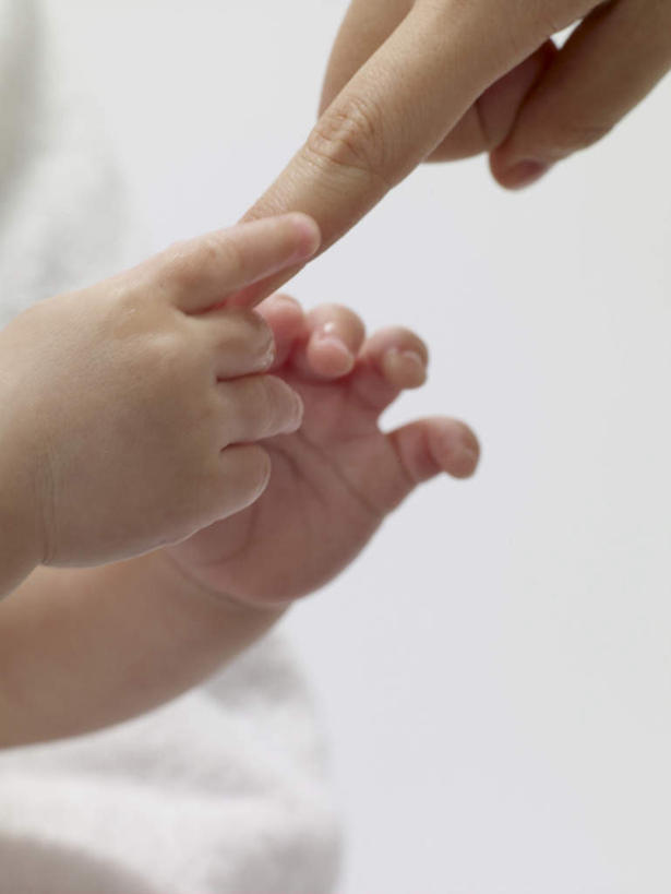 东方人,婴儿,儿童,手,两个人,家庭,母亲,握手,竖图,室内,特写,白天,正面,纯洁,亚洲,双手,阴影,朦胧,模糊,反射,影子,黄种人,小孩,温暖,温馨,一家人,手部,可爱,母爱,童年,童趣,活泼,和睦,宝宝,童真,纯真,烂漫,无邪,母婴,伶俐,天真,年轻女性,女人,女性,亚洲人,孩子,年轻人,搀手,拉手,手拉手,手握手,半身,彩图,融洽