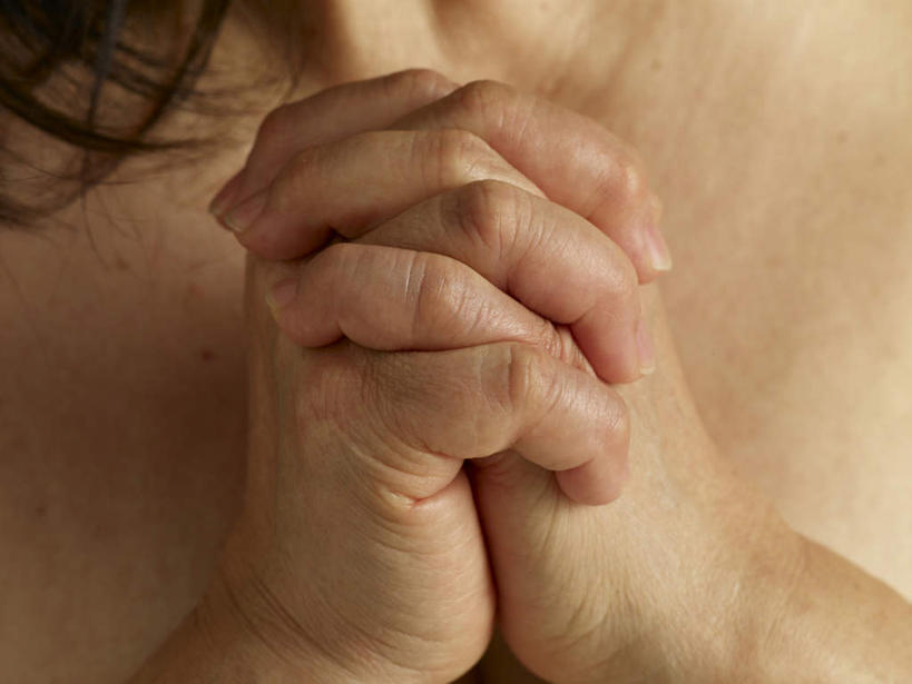 东方人,手,一个人,双手交叉,横图,室内,特写,白天,正面,亚洲,双手,仅一个女性,仅一个人,阴影,反射,影子,黄种人,裸露,手部,摄影,仅一个老年女性,影棚,裸,老年女性,女人,女性,亚洲人,十字手,半身,彩图,影棚拍摄,拍摄