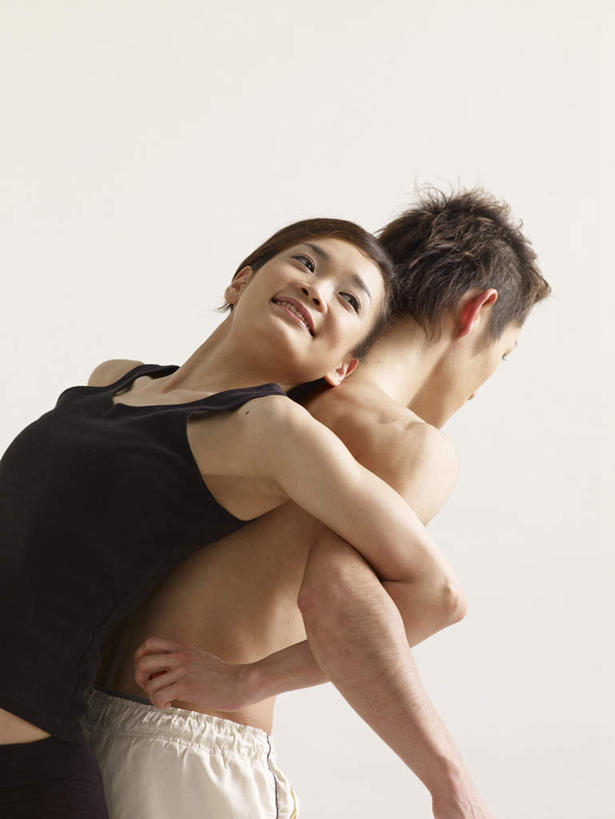 东方人,背,两个人,笑,微笑,露齿笑,竖图,室内,白天,白色背景,正面,爱情,亚洲,阴影,服装,反射,背心,影子,浪漫,注视,黄种人,衣服,观察,看,靠,靠着,手挽手,温暖,温馨,恩爱,恋人,摄影,服饰,影棚,观看,和睦,察看,衣着,穿着,关注,衣饰,男人,男性,年轻男性,年轻女性,女人,女性,亚洲人,情侣,半身,彩图,影棚拍摄,拍摄,伴侣,融洽