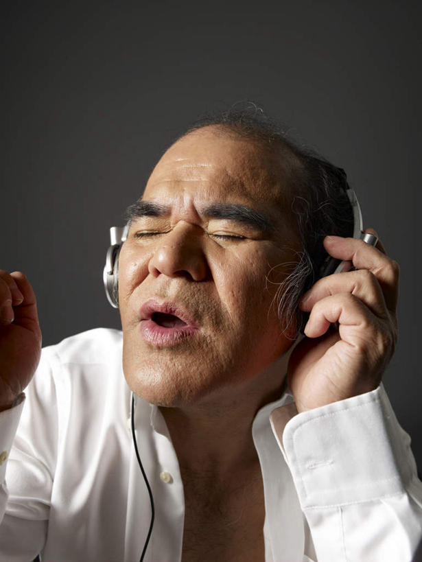 东方人,脸,头,脸颊,一个人,闭眼,竖图,室内,特写,白天,正面,快乐,满意,幸福,亚洲,仅一个男性,仅一个人,仅一个中年男性,阴影,灰色背景,服装,反射,影子,音响,音乐,听,黄种人,娱乐,肩膀,一个,衣服,耳机,享受,休闲,放松,唱歌,摄影,服饰,影棚,单个,舒适,享乐,衣着,穿着,演唱,歌唱,衣饰,男人,男性,中年男性,亚洲人,头部,脸部,脸蛋,面部,闭眼睛,闭着眼,闭着眼睛,半身,彩图,影棚拍摄,拍摄