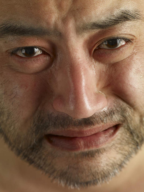 东方人,脸,头,脸颊,胡须,一个人,哭,竖图,室内,特写,白天,正面,亚洲,仅一个男性,仅一个人,仅一个中年男性,阴影,反射,影子,注视,黄种人,观察,看,皱眉,眼泪,摄影,影棚,观看,察看,泪水,关注,男人,男性,中年男性,亚洲人,头部,胡子,络腮胡,脸部,脸蛋,面部,半身,彩图,影棚拍摄,哭泣,哭啼,拍摄