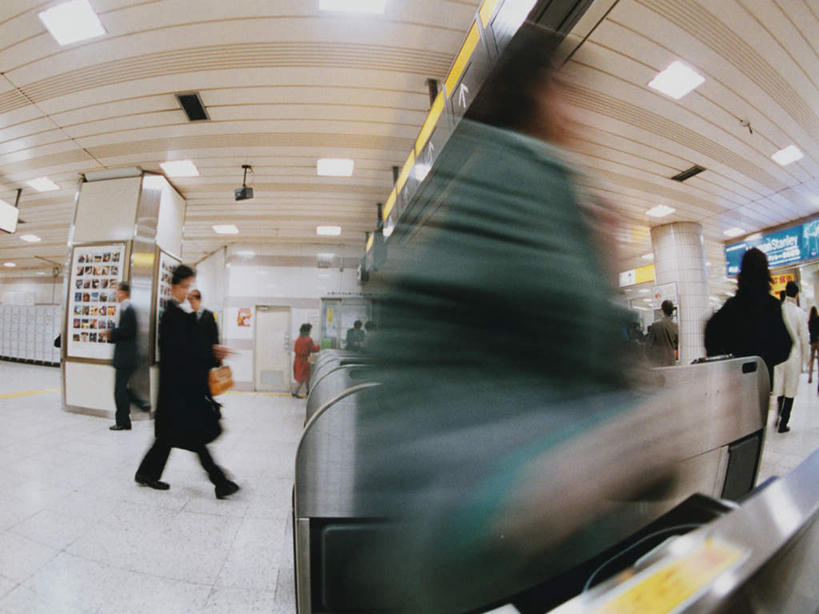 东方人,走,横图,室内,白天,仰视,高跟鞋,时尚,门,车站,鞋子,照明,亚洲,行人,游客,游人,阴影,服装,朦胧,模糊,光线,包,皮包,影子,灯光,站台,许多人,休闲装,黄种人,顶灯,月台,路人,旅客,灯,衣服,灯具,门框,一群人,休闲,休闲服,服饰,旋转门,单肩包,照亮,照明设备,时髦,时兴,过客,男人,男性,年轻男性,年轻女性,女人,女性,中年男性,中年女性,亚洲人,步行,散步,走路,半身,彩图,低角度拍摄