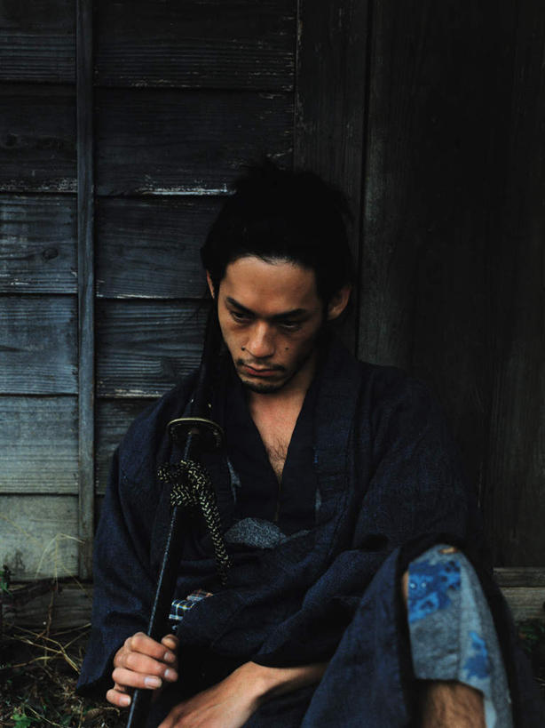 东方人,一个人,坐,闭眼,竖图,室外,白天,正面,民族服装,竞争,亚洲,仅一个男性,仅一个人,仅一个中年男性,对抗,握,服装,冲突,武士刀,刀具,拿,拿着,黄种人,破坏,衣服,刀,武器,战争,握着,服饰,损坏,攻击,威胁,衣着,穿着,对立,矛盾,兵器,防御,日本刀,敌对,挫败,斗争,抗拒,抗衡,冷兵器,凶器,杀伤,威慑,东洋刀,东瀛刀,日本武士刀,衣饰,危险,男人,男性,中年男性,亚洲人,闭眼睛,闭着眼,闭着眼睛,坐着,半身,彩图,传统服装,民俗服