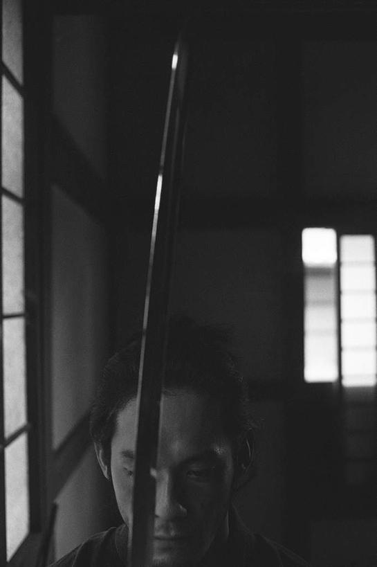 东方人,脸,头,脸颊,一个人,站,竖图,黑白,室外,白天,正面,民族服装,竞争,床,亚洲,仅一个男性,仅一个人,仅一个中年男性,对抗,握,服装,朦胧,模糊,冲突,武士刀,双人床,床单,刀具,拿,拿着,注视,黄种人,破坏,被子,衣服,刀,观察,看,站着,武器,战争,握着,服饰,观看,损坏,察看,被单,攻击,威胁,衣着,穿着,对立,关注,矛盾,兵器,防御,日本刀,敌对,挫败,斗争,抗拒,抗衡,冷兵器,凶器,杀伤,威慑,东洋刀,东瀛刀,日本武士刀,衣饰,危险,男人,男性,中年男性,亚洲人,头部,脸部,脸蛋,面部,站立,半身,传统服装,民俗服