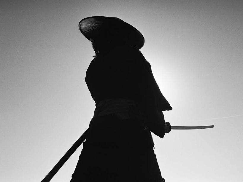 东方人,一个人,站,横图,黑白,室外,白天,仰视,民族服装,竞争,帽子,亚洲,仅一个男性,仅一个人,仅一个中年男性,对抗,握,服装,冲突,草帽,武士刀,乌云,云,阴天,云朵,刀具,拿,云彩,拿着,黄种人,破坏,衣服,天空,刀,天,站着,武器,战争,握着,服饰,损坏,攻击,昏暗,威胁,衣着,阴沉,穿着,对立,矛盾,兵器,防御,日本刀,敌对,挫败,斗争,抗拒,抗衡,冷兵器,凶器,杀伤,威慑,东洋刀,东瀛刀,日本武士刀,衣饰,危险,男人,男性,中年男性,亚洲人,站立,半身,低角度拍摄,传统服装,民俗服