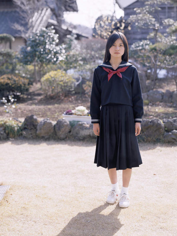 东方人,一个人,学生,家,站,竖图,室外,白天,正面,制服,植物,亚洲,仅一个年轻女性,仅一个女性,仅一个人,阴影,服装,光线,影子,房屋,屋子,注视,黄种人,领巾,楼房,住宅,树,树木,绿色,阳光,自然,观察,看,站着,校服,生长,成长,观看,察看,关注,水手服,学生服,年轻女性,女人,女性,亚洲人,站立,彩图,全身,房子,领饰,女生校服,女子校服,日本校服,水兵服
